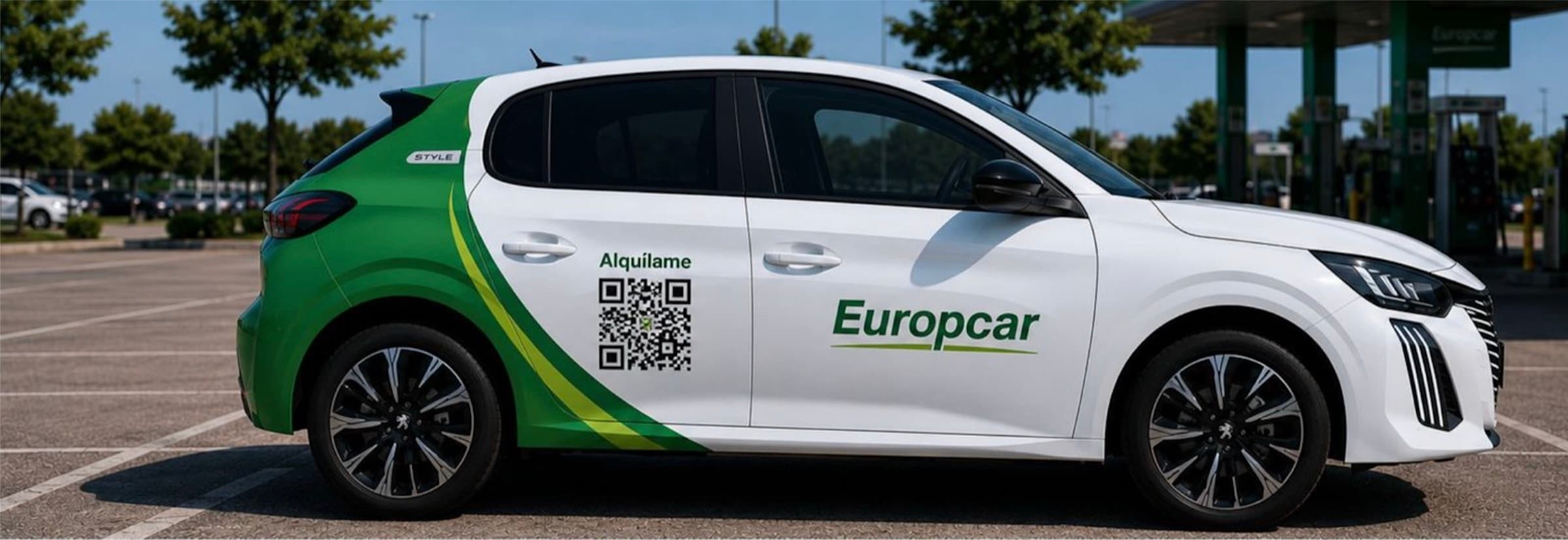 Auto de la flota Europcar con el código QR para escanear en la puerta